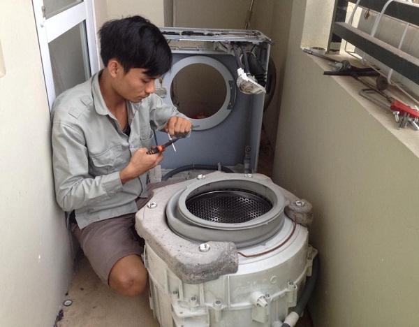 Không nên tự ý sửa chữa máy giặt nếu không có chuyên môn