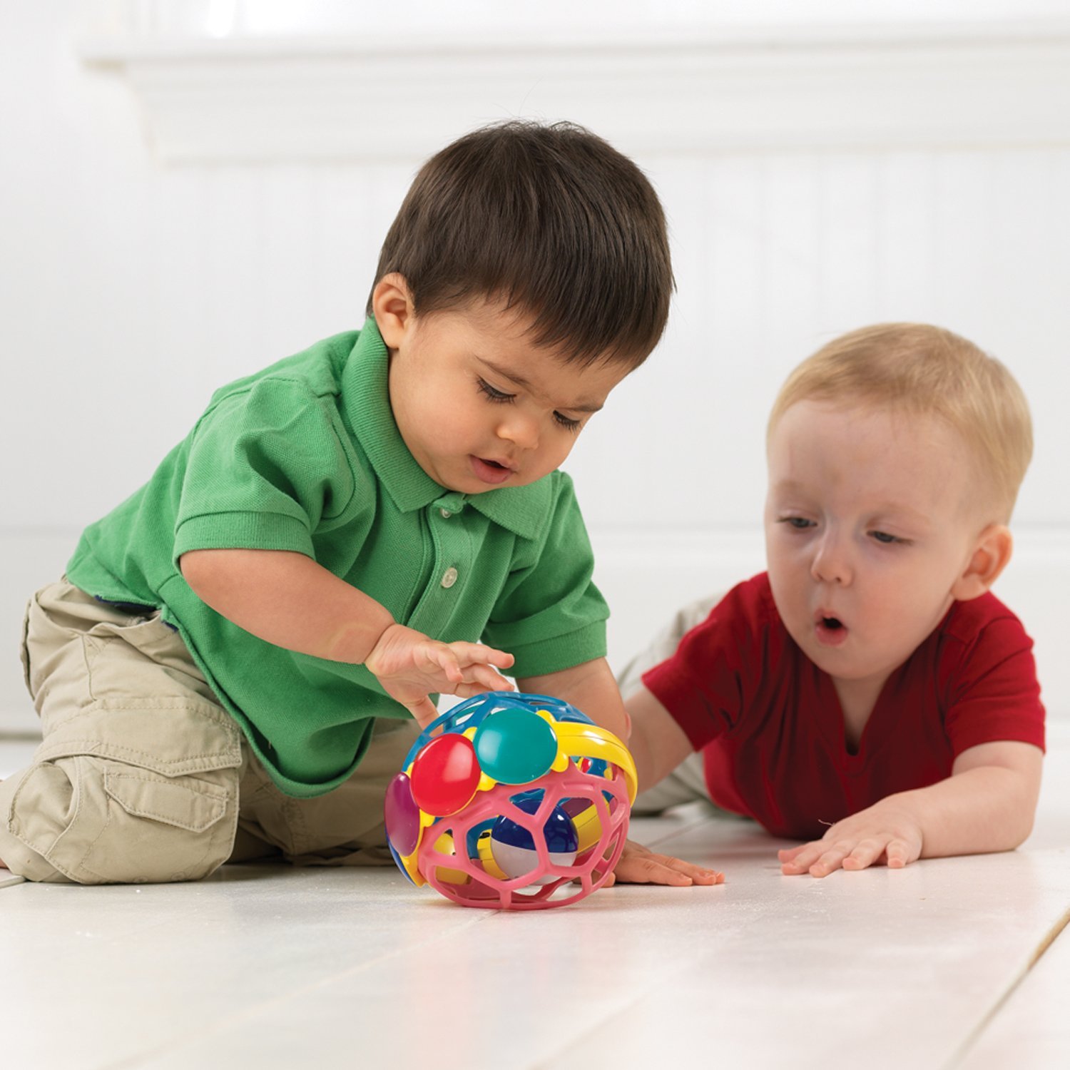 Bé tương tác với đồ chơi giáo dục sẽ giúp kích thích sự phát triển của não bộ