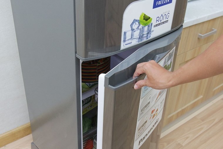 Sau khi dùng cửa tủ lạnh nên được đóng kín sẽ giúp dùng tủ lạnh không tốn điện