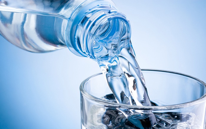 Người để trị bệnh thận ứ nước nên uống nhiều nước hàng ngày.
