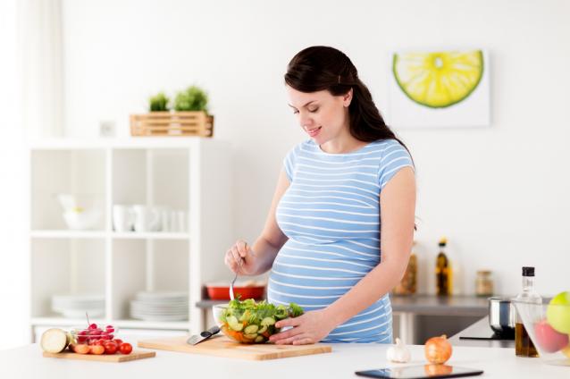 Mẹ bầu 3 tháng đầu nên ăn gì? Tháng thứ 2 cần bổ sung thêm canxi, protein và vitamin E.